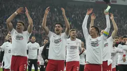 Pemain timnas Polandia merayakan kemenangan atas Swedia setelah final play-off jalur B kualifikasi Piala Dunia 2022 zona Eropa di Silesian Stadium, Rabu (30/3/2022) dini hari WIB. Polandia berhasil mengunci tiket ke Piala Dunia 2022 usai menekuk Swedia 2-0. (AP Photo/Czarek Sokolowski)