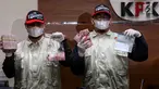 Petugas menunjukkan uang hasil OTT KPK di Balikpapan, Kaltim, Jakarta, Sabtu (4/5/2019). KPK mengamankan uang 100 juta serta hakim PN Balikpapan atas nama Kayat dan dua orang lainnya yang menjadi tersangka adalah Pengacara Jhonson Siburian dan warga bernama Sudarman. (Liputan6.con/Johan Tallo)