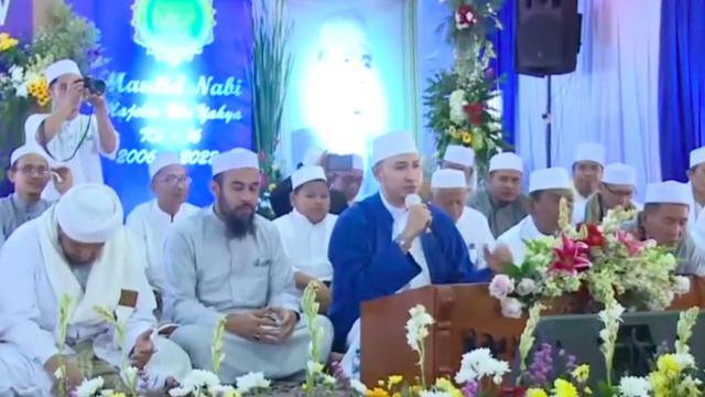 Majelis bin Yahya yang di pimpin oleh Habib Usman bin Yahya menggelar acara peringatan Tabligh Akbar Maulid Nabi Muhammad di Lapangan Majelis bin Yahya, Jalan Raya Puncak Hankam, Cisarua, Jawa Barat, Minggu (4/12/2022).