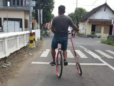 Sepedanya unik, setang dab joknya kepisah. (Source: instagram.com/@sukijan.id)