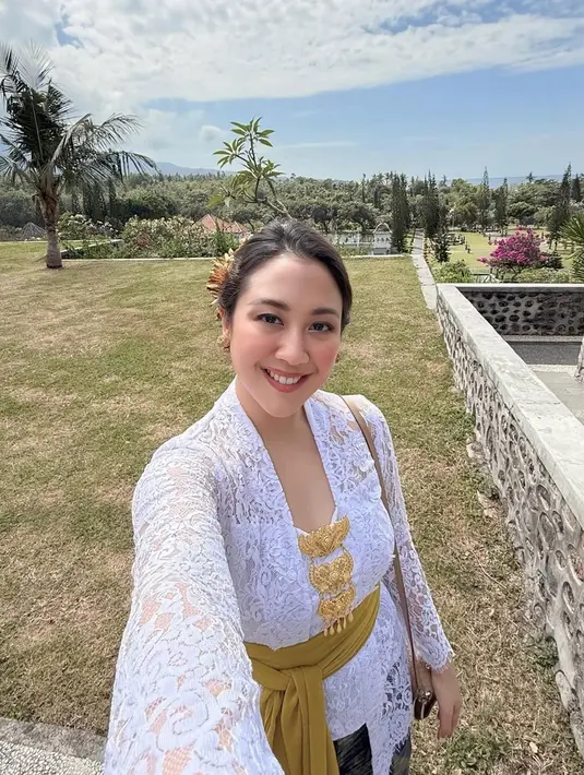 Momen ini bukan sekadar menghadirkan keindahan budaya, tapi juga memperlihatkan bagaimana kecintaan Sherina terhadap tradisi dapat diwujudkan lewat gaya personal yang begitu memikat. [@sherinamunaf].
