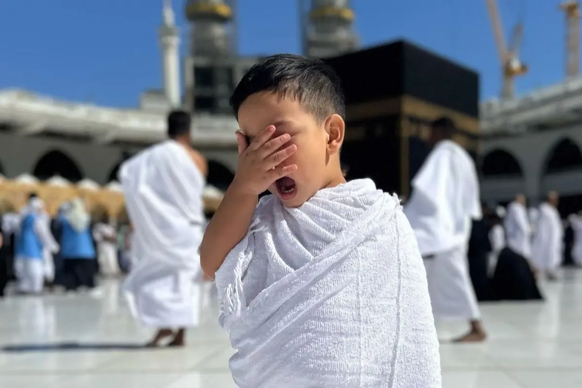 Potret Gemas Gala Sky Gunakan Baju Ihram di Depan Ka'bah