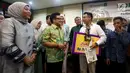 Ketua Umum DPP PKB Muhaimin Iskandar berbincang dengan pemenang PKB Movie Award 2017 saat penyerahan hadiah di Fraksi PKB, Jakarta (20/9). Festival Film Pendek yang di adakan PKB bertema "Pancasila Rumah Kita". (Liputan6.com/JohanTallo)