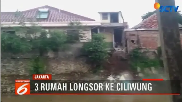 Banjir kiriman dan curah hujan yang masih mengguyur Jakarta diduga menjadi penyebab tanah di bantaran Kali Ciliwung tidak stabil.