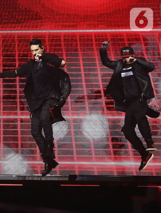 Personel boyband Backstreet Boys A.J. McLean (kanan) dan Kevin Richardson (kiri) tampil menghibur penggemarnya saat konser di JIExpo Kemyoran, Jakarta, Sabtu (26/10/2019). Backstreet Boys membawakan sejumlah lagu andalannya.(Fimela.com/Bambang Ekoros Purnama)