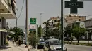 Sebuah termometer menunjukkan suhu 45 derajat Celcius di kota wisata Nafplion saat Yunani dilanda gelombang panas baru dan kebakaran hutan akibat panas yang berlebihan, pada 26 Juli 2023. (Louisa GOULIAMAKI / AFP)