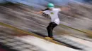 Skater Jepang, Funa Nakayama, saat beraksi pada  Kejuaraan dunia skateboard jalanan di Roma, Jumat (4/6/2021). Ajang tersebut merupakan kualifikasi untuk Olimpiade Tokyo 2020. (AP/Andrew Medichini)
