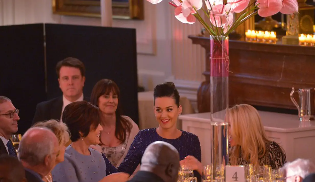 Katy Perry saat acara makan malam Special Olympics di Gedung Putih, Washington, Kamis (31/7/14). (AFP PHOTO/Mandel NGAN)