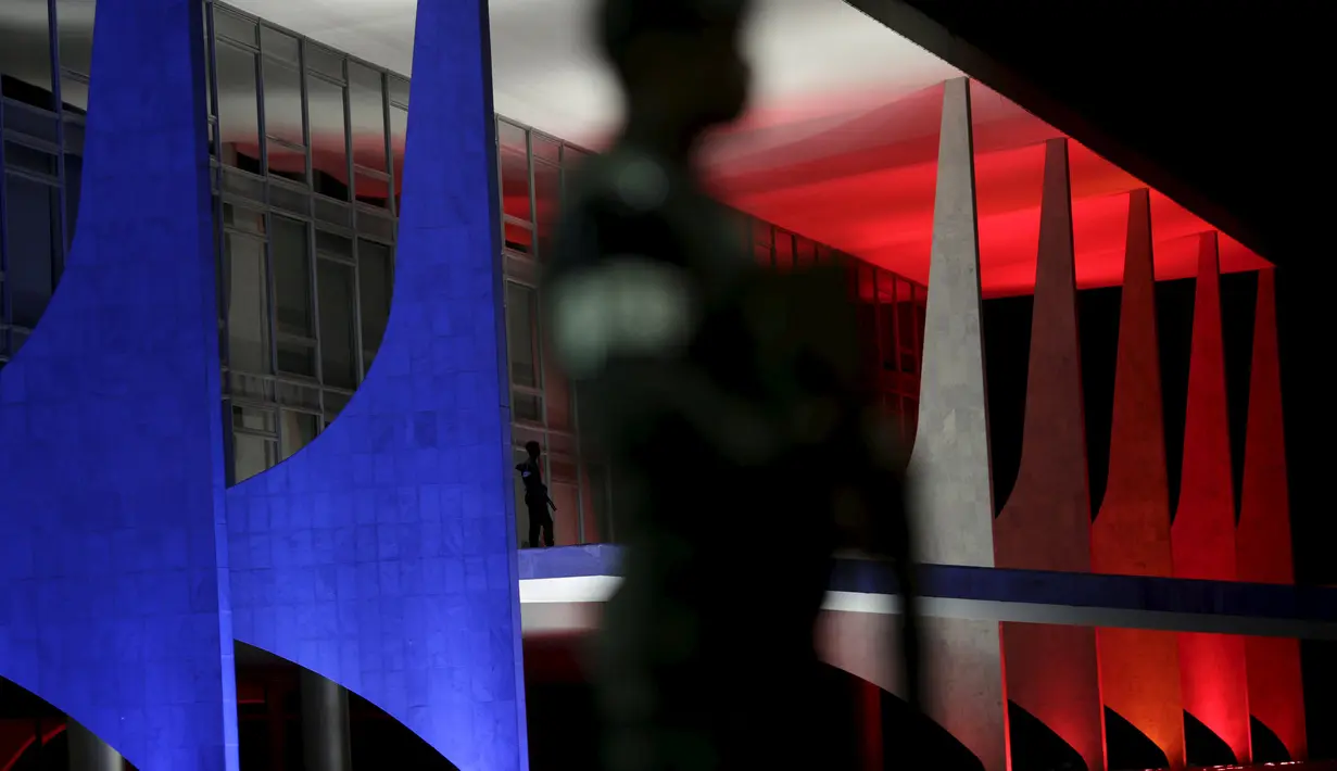 Istana Planalto di Brasilia berubah warna seperti bendera Perancis, Brasil, Sabtu  (14/11/2015). Simbol ini sebagai tanda duka cita terhadap serangan bom dan penembakan di Paris. (REUTERS/Ueslei Marcelino)
