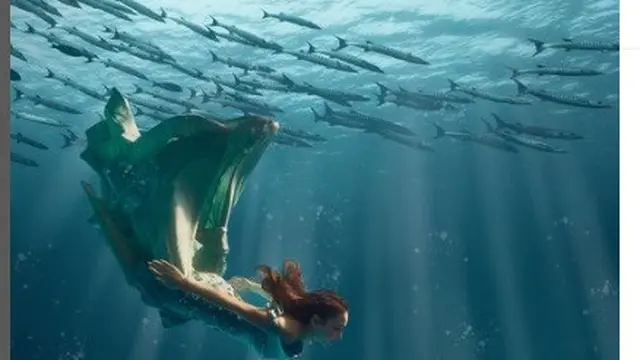 Junior Roberts dan Sandrinna Michelle jalani pemotretan underwater bertema The Little Mermaid (Foto: Martha Suherman - instagram @marthasuherman)