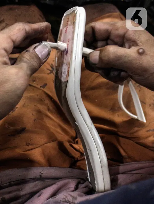 Pekerja menyelesaikan proses produksi sepatu di Sentra Alas Kaki OB Shoes, Depok, Selasa (1/3/2022). Berdasarkan data Asosiasi Persepatuan Indonesia (Aprisindo), industri alas kaki mencatatkan nilai ekspor sebesar Rp 87,4 triliun sepanjang 2021 atau naik mencapai 28 persen (Liputan6.com/Johan Tallo)