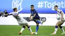 Striker Inter Milan, Lautaro Martinez, mencetak gol ke gawang Fiorentina pada laga Seria A di Stadion Giuseppe Meazza, Minggu (27/9/2020). Inter Milan menang dengan skor 4-3. (Piero Cruciatti/LaPresse via AP)