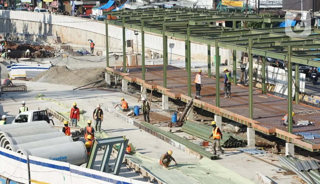 Pekerja menyelesaikan pembangunan proyek Underpass Senen Extension di Jakarta, Selasa (7/7/2020). Proyek yang menelan anggaran mencapai Rp 121,1 miliar dan ditargetkan selesai pada Desember 2020 tersebut diharapkan dapat mengurai kemacetan di kawasan tersebut. (Liputan6.com/Immanuel Antonius)