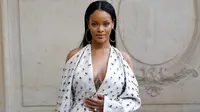 Penghasilan terbesar Rihanna datang dari endorse berbagai merk ternama yang mengontraknya. Sebanyak US$ 75 juta atau Rp 1,01 triliun dikantongi penyanyi asal Barbados itu. (AFP PHOTO/PATRICK KOVARIK)