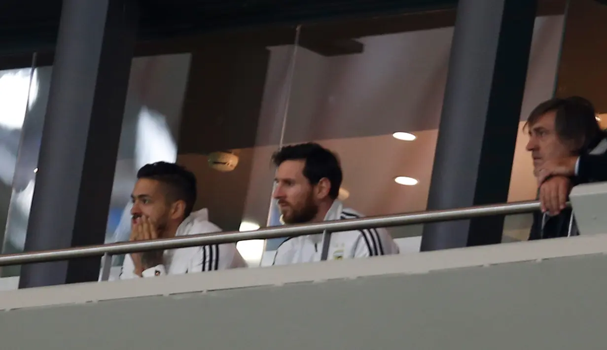 Kapten timnas Argentina, Lionel Messi menyaksikan laga persahabatan melawan timnas Spanyol di royal box Stadion Wanda Metropolitano, Selasa (27/3). Messi terlihat pasrah melihat Spanyol memporakporandakan lini petahanan Argentina. (AP/Francisco Seco)