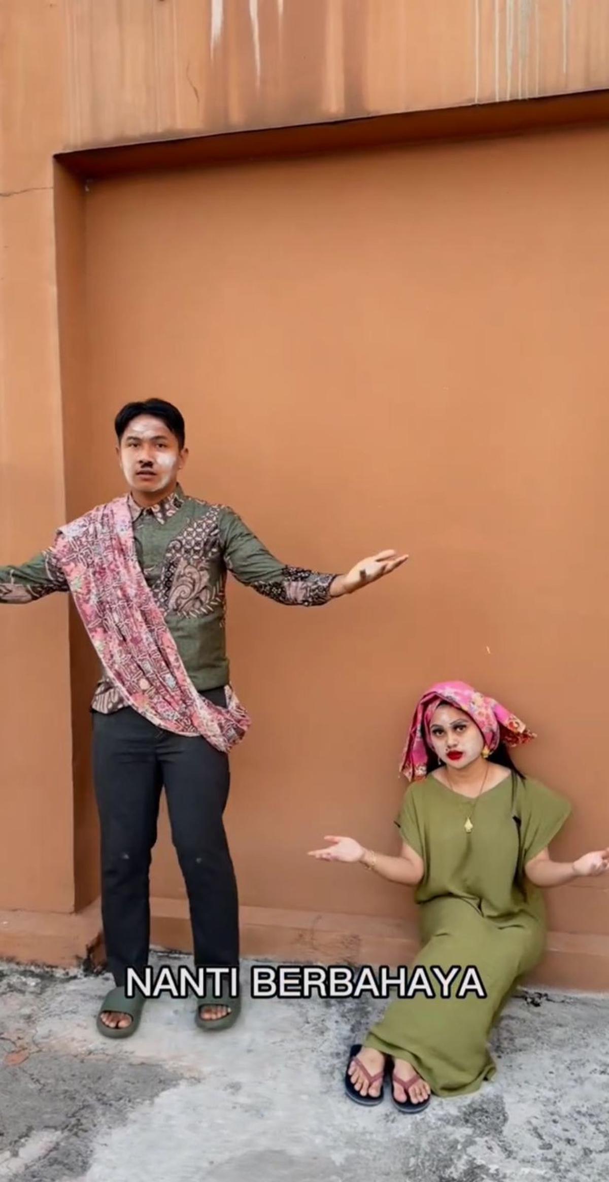 Kompak Dengan Mengenakan Pakaian Senada