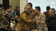 Ketua KPU Arief Budiman bersama Ketua Bawaslu Abhan saat tiba menghadiri rapat pleno Rekapitulasi Daftar Pemilih Tetap Hasil Perbaikan (DPTHP) di Kantor KPU RI, Jakarta, Minggu (16/9). (Merdeka.com/Iqbal S. Nugroho)