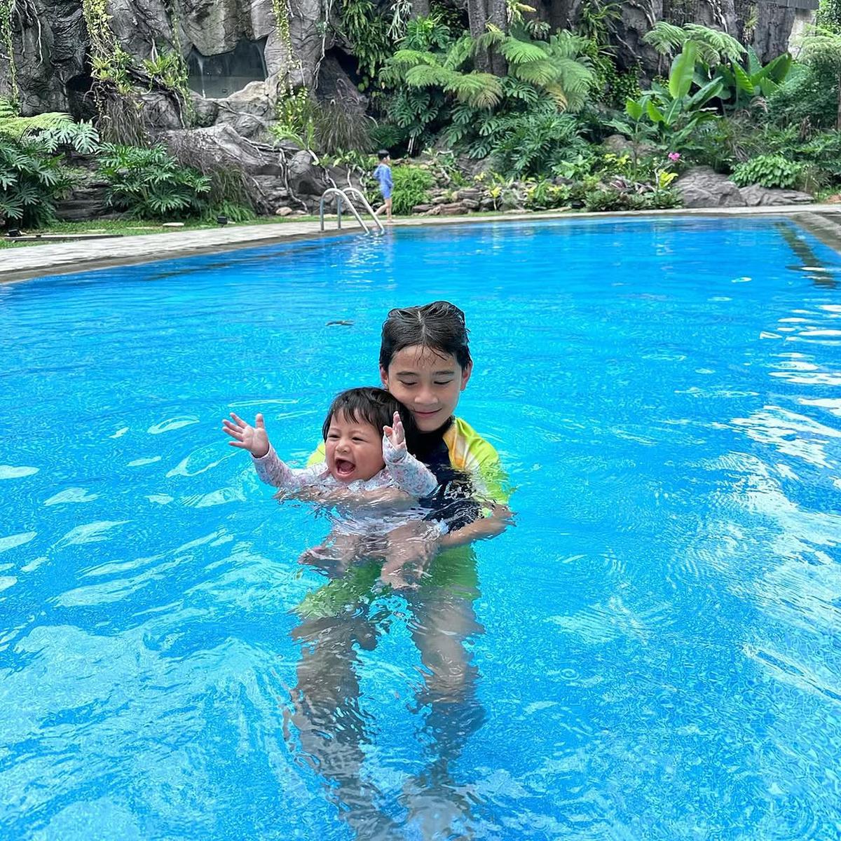Potret Gemas Rafathar Ajak Lily Berenang, Jadi Kakak yang Sabar dan Jagain Banget Adiknya