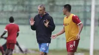 Pelatih Arema FC, Milomir Seslija, berbincang dengan Hanif Sjahbandi saat sesi latihan di Stadion Gajayana, Malang, Kamis (11/4). Latihan ini merupakan persiapan jelang laga final menghadapi Persebaya Surabaya. (Bola.com/Yoppy Renato)