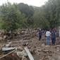 Warga memeriksa kerusakan usai banjir bandang di Desa Ile Ape, Pulau Lembata, Nusa Tenggara Timur, Selasa (6/4/2021). Tim penyelamat terus menggali puing tanah longsor untuk mencari korban yang terkubur usai bencana banjir bandang. (AP Photo/Ricko Wawo)