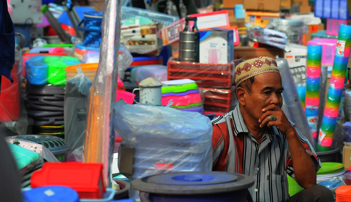 Dalam penertiban sempat terjadi adu mulut antara pedagang dan petugas Satpol PP. (merdeka.com/Imam Buhori)