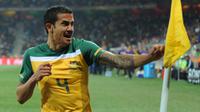 Tim Cahill. Gelandang serang Australia yang kini berusia 42 tahun dan telah pensiun dari sepak bola internasional pada Juli 2018 ini tercatat tampil dalam 4 edisi Piala Dunia, mulai edisi 2006 hingga 2018. Total tampil dalam 9 laga dengan torehan 5 gol dan 1 assist, penampilan terbaiknya terjadi pada edisi 2006 di Jerman. Pada laga awal di fase Grup F, ia menyumbang 2 gol dan 1 assist saat Australia mengalahkan sesama wakil Asia, Jepang dengan skor 3-1 (12/6/2006). (AFP/Stan Honda)