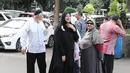 Istri Ustaz Ahmad Alhabsyi, Putri Aisah Aminah berjalan memasuki Gedung Ditreskrimum Polda Metro Jaya, Rabu (31/5). Putri menjalani pemeriksaan atas tuduhan perampasan disertai kekerasan terhadap asisten rumah tangganya. (Liputan6.com/Herman Zakharia)