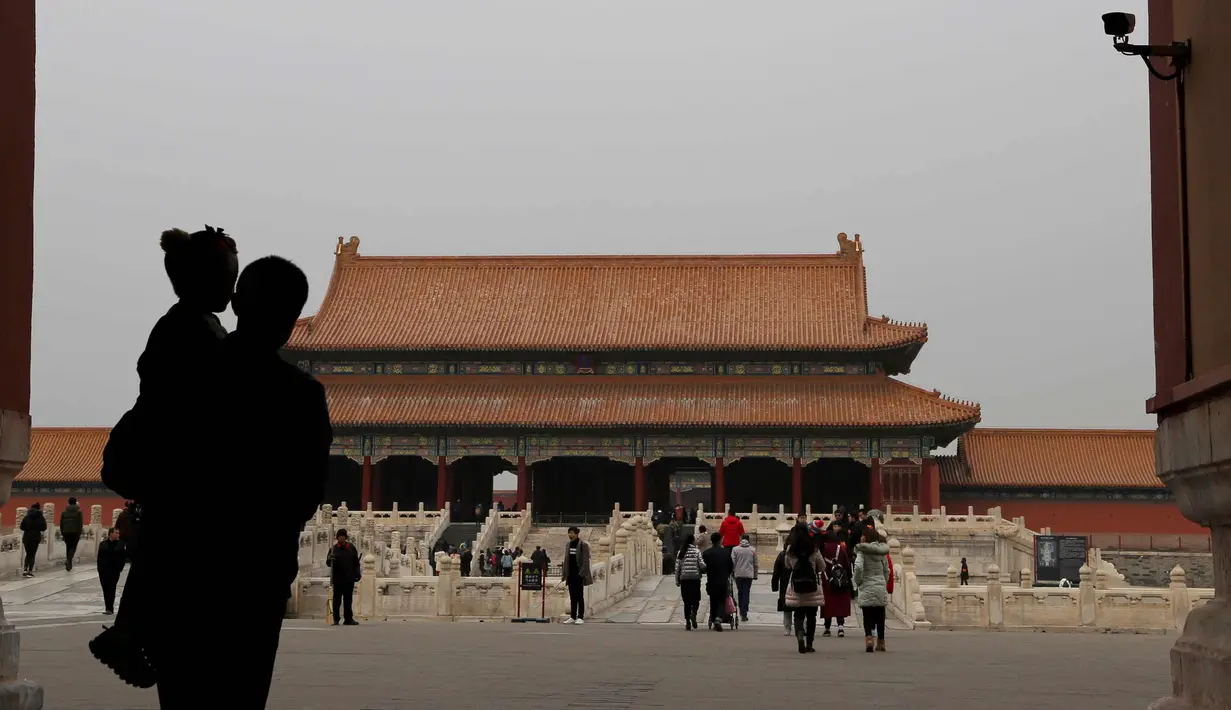 Pengunjung berjalan di Forbidden City atau Kota Terlarang di Beijing, (7/3). Kota Terlarang, merupakan istana terisolasi kaisar Qing dan Dinasti Ming China untuk tempat wisata utama yang terletak di pusat ibu kota. (AP Photo/Aijaz Rahi)