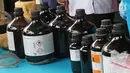 Barang bukti bahan kimia yang digunakan untuk membuat narkotika cair diperlihatkan BNN saat rilis di Jakarta, Kamis (21/12).  BNN mengamankan 6 orang tersangka dengan barang bukti alat produksi serta bahan pencampur. (Liputan6.com/Herman Zakharia)