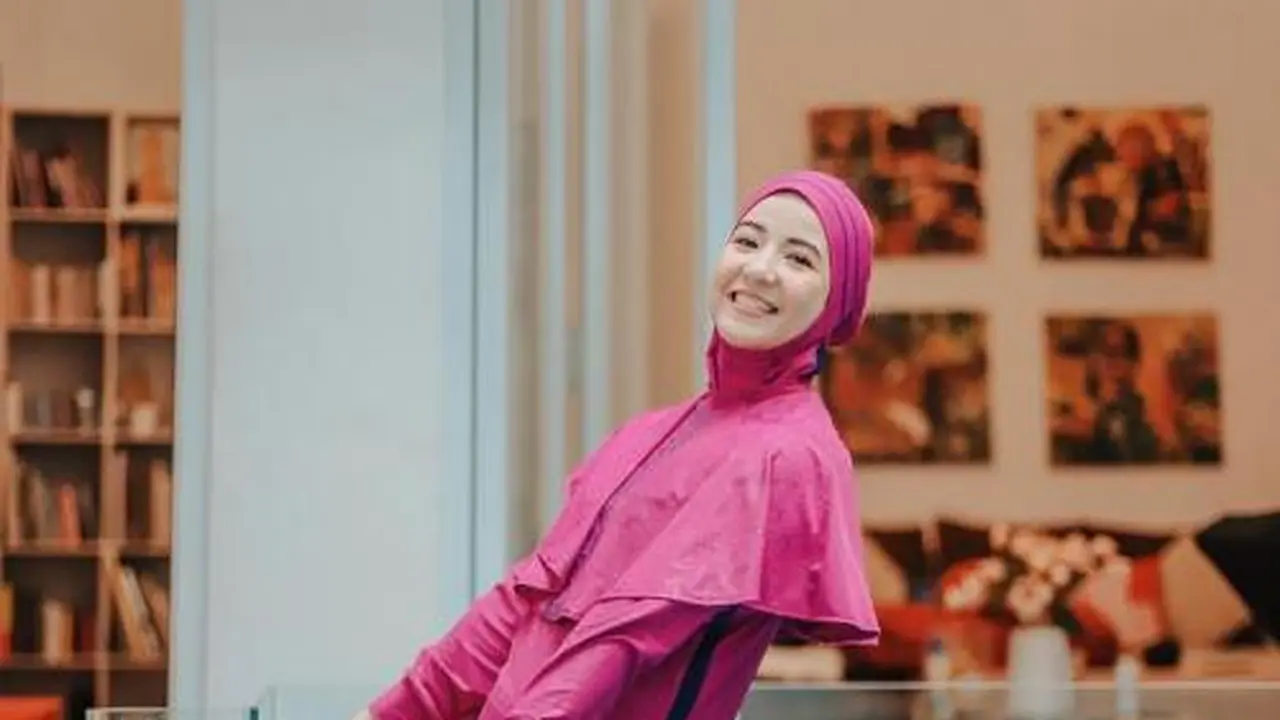 Potret Natasha Rizky mengenakan baju renang muslimah