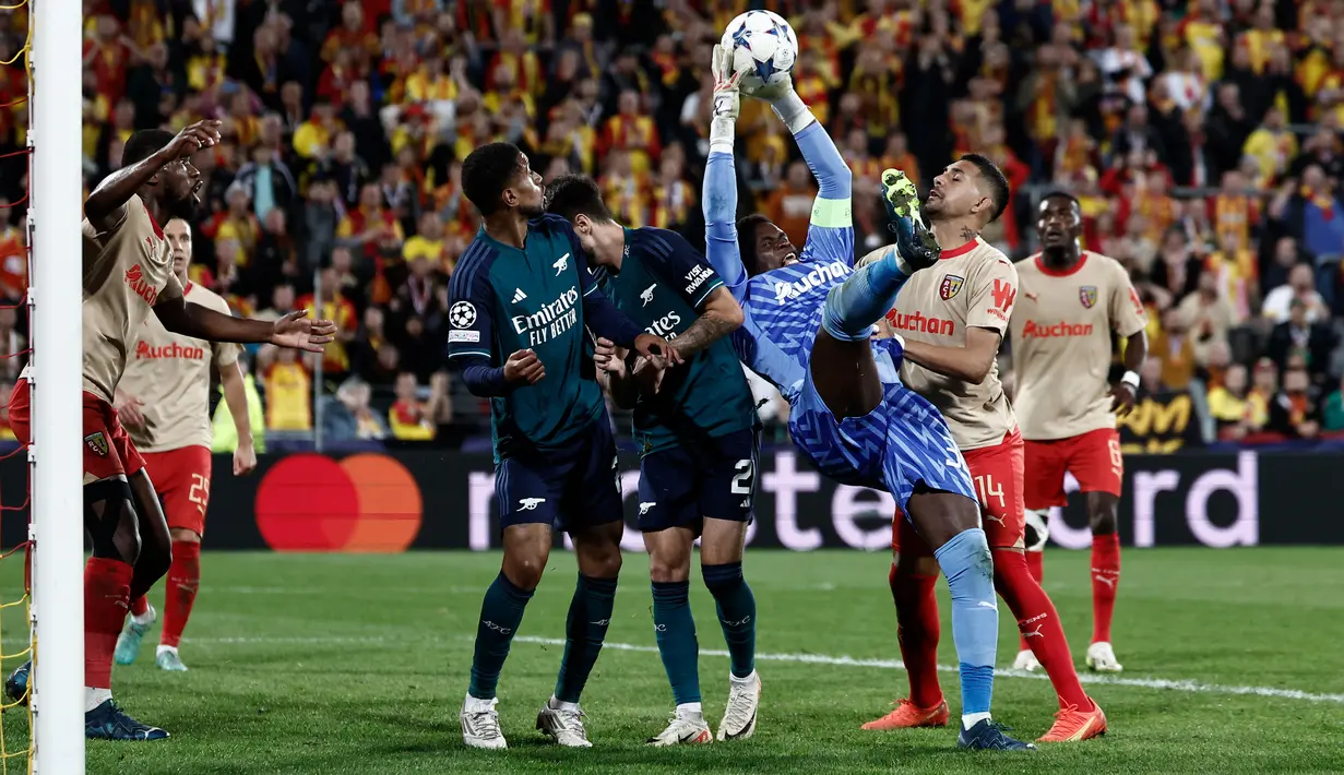 Namun, Lens tampil pantang menyerah dan mampu membalikkan skor lewat aksi Adrien Thomasson dan Elye Wahi. (Sameer Al-Doumy / AFP)