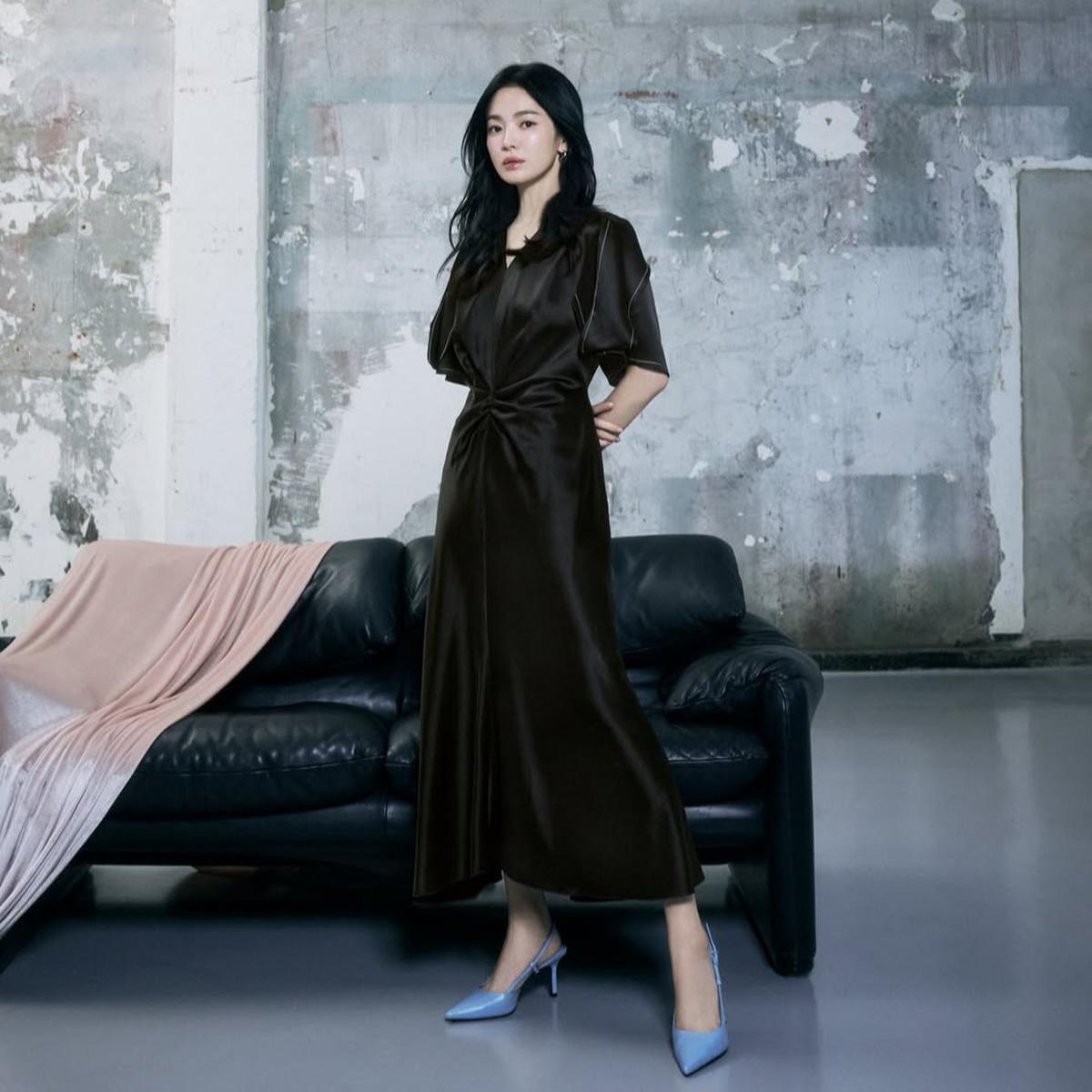 Song Hye Kyo Pakai Busana Semi Formal