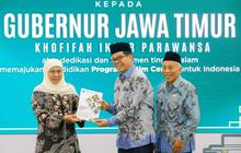 Khofifah Raih Penghargaan BMPS, Perkuat Komitmen Majukan Pendidikan Jawa Timur untuk Indonesia Cerdas