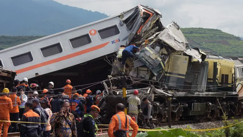 Evakuasi Korban Kecelakaan Kereta Cicalengka