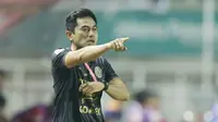Pelatih PSS Sleman, Seto Nurdiyantoro, dalam laga final Liga 2 2018 kontra Semen Padang, Selasa (4/12/2018) di Stadion Pakansari, Cibinong. (Bola.com/Muhammad Iqbal Ichsan)
