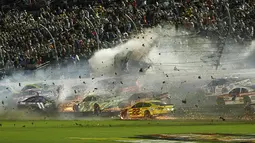 Tabrakan yang terjadi di NASCAR Sprint Cup Series, Amerika serikat, Senin (6/7/2015). Mobil Austin Dillon (no.3) terpental hingga mengenai pagar pembatas. (Reuters/Reinhold Matay)