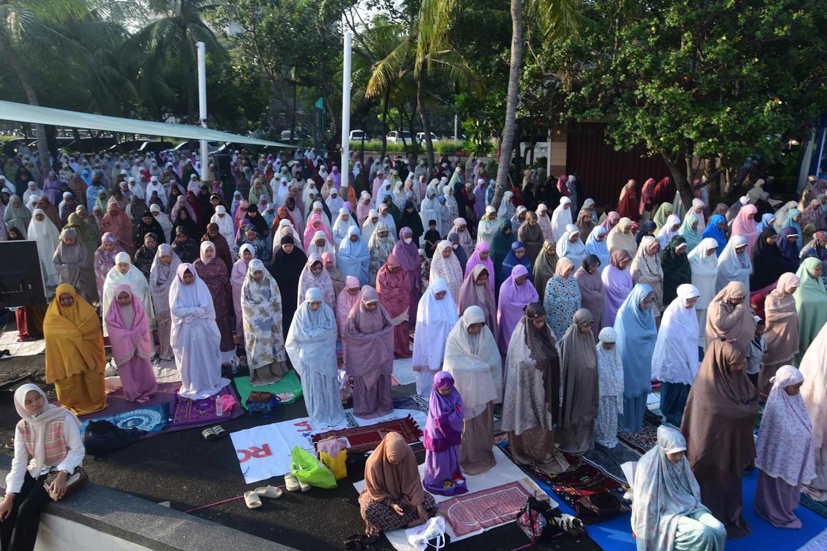 FOTO: Shalat Iduladha di Tepi Pantai Ancol Berlangsung Khidmat