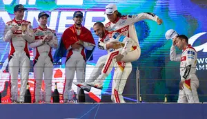 Momen Sean Gelael naik podium pada ajang 8 Hours of Bahrain pada Sabtu (04/11/2023). (Dokumentasi Jagonya Ayam)