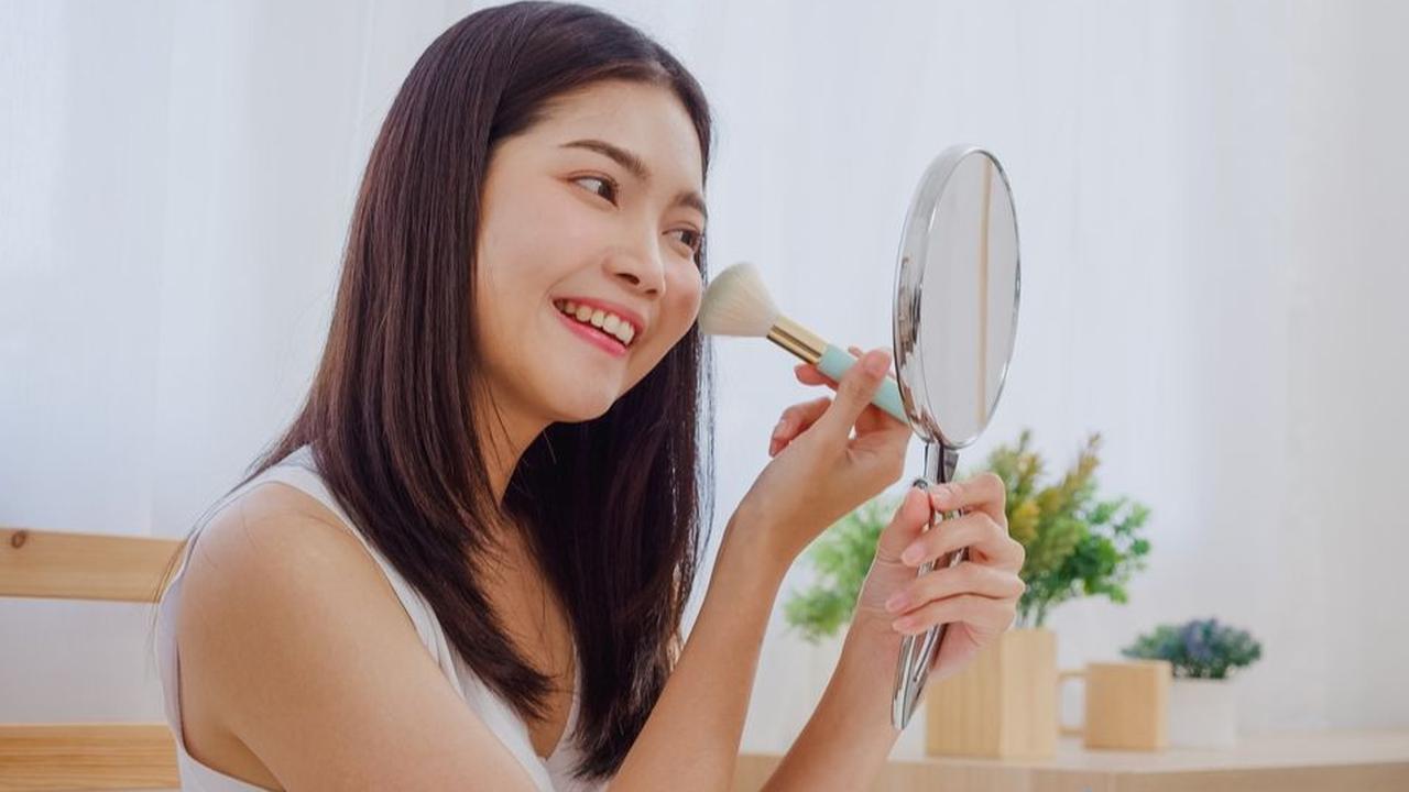 3. Kurangi Pemakaian Makeup<br>