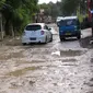 Jalan rusak berada di Kecamatan Gunung Putri, Kabupaten Bogor bertepatan dengan perbatasan dengan Kota Bekasi. (Liputan6.com/Achmad Sudarno)