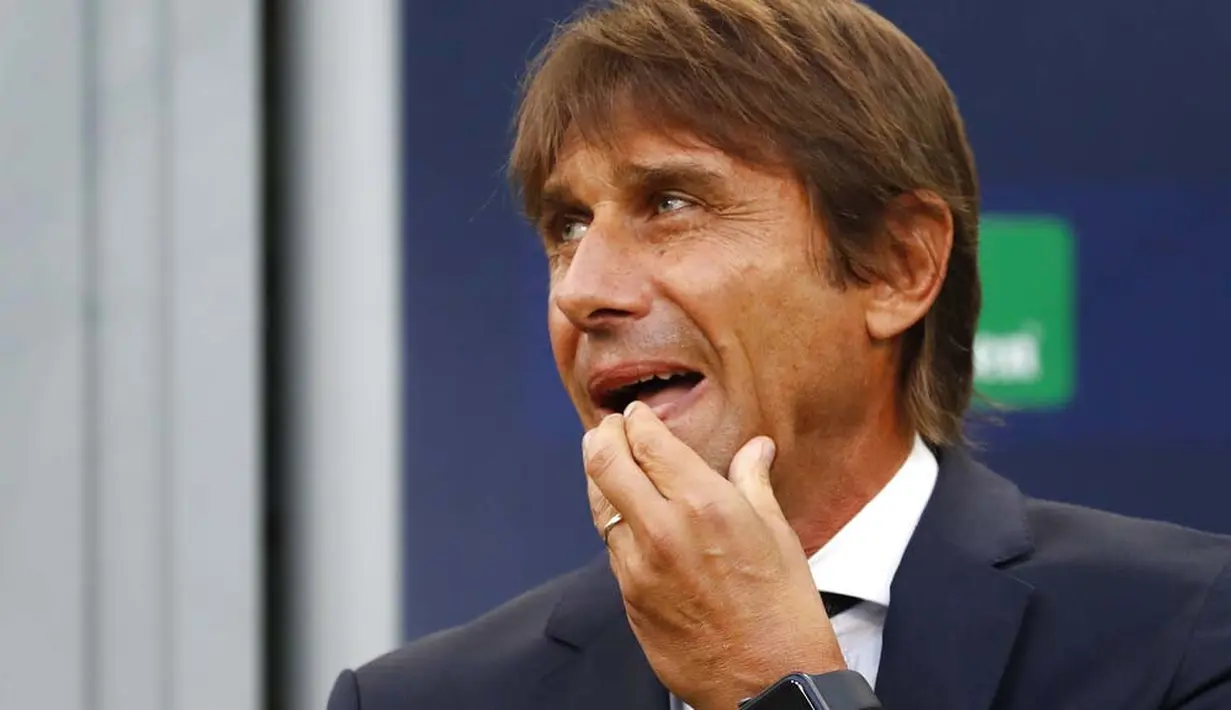 Pelatih Inter Milan, Antonio Conte, mengamati permainan anak asuhnya saat melawan Slavia Praha pada laga Liga Champions di Stadion Giuseppe Meazza, Selasa (17/9/2019). Kedua tim bermain imbang 1-1. (AP/Antonio Calanni)