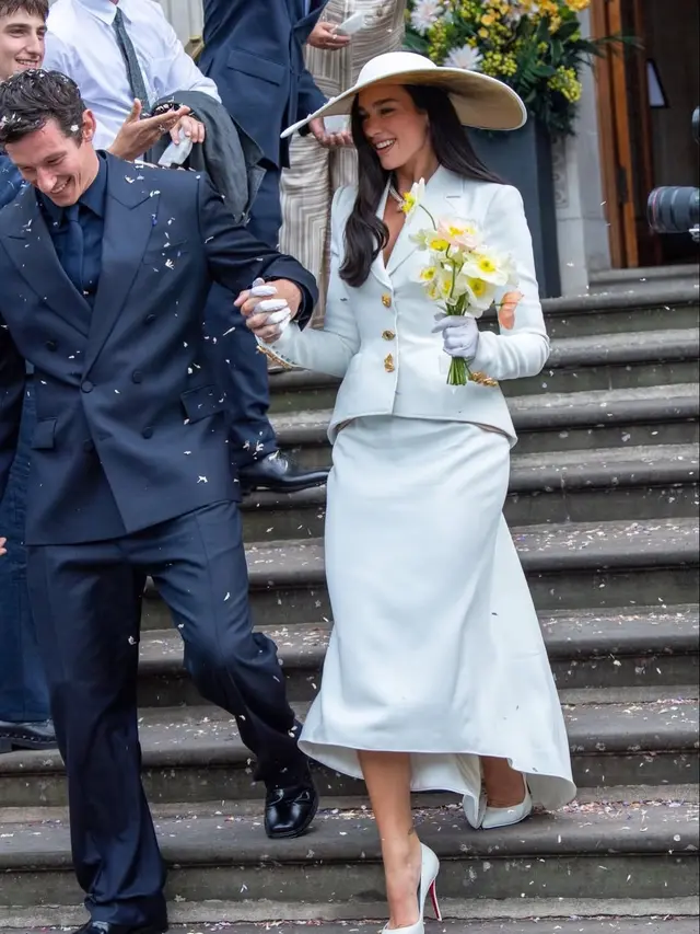 Dua Lipa Resmi Menikah dengan Callum Turner, Tampil Memukau dalam Busana Haute Couture Schiaparelli