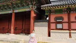 Banyak yang menyebut, pemilihan warna busana hanbok yang dikenakan Raisa ini sangat tepat dengan warna merah muda. Penampilannya menjadi semakin terlihat stunning dan elegan dengan busana khas Korea Selatan tersebut. (Liputan6.com/IG/@raisa6690)