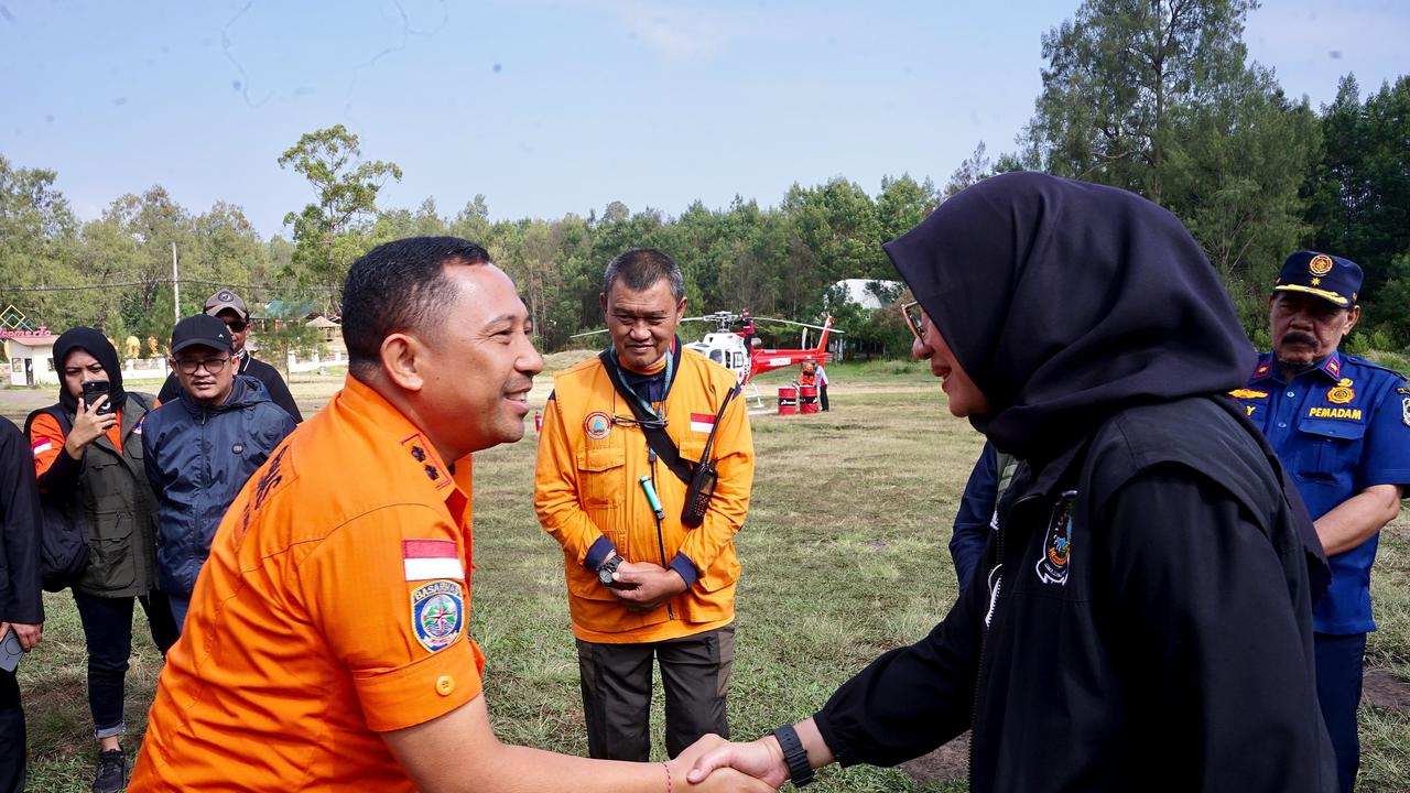 Karhutla Kawah Ijen Berangsur Mereda, Tim Gabungan Sisir Sisa Bara Api