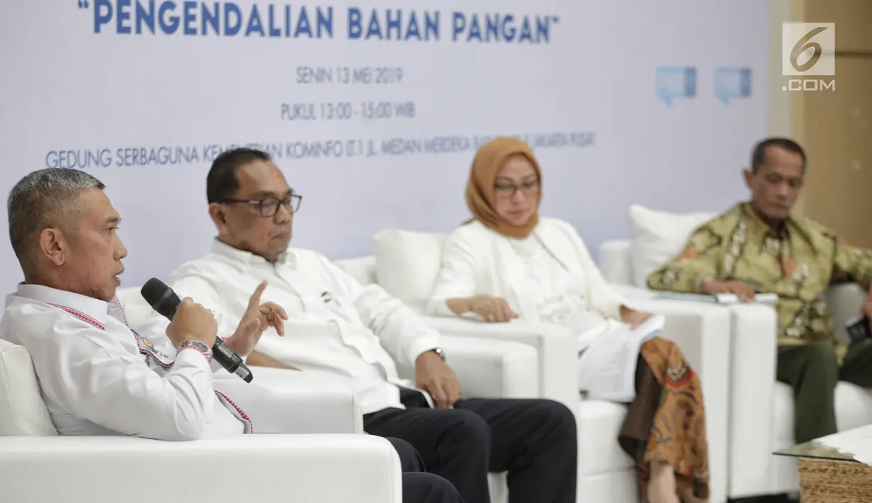 Direktur Pengadaan Perum Bulog Bachtiar memberi penjelasan saat menjadi pembicara dalam diskusi di Jakarta, Senin (13/5). Diskusi tersebut bertemakan 'Pengendalian bahan pangan'. (Liputan6.com/Faizal Fanani)
