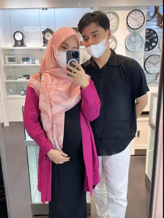Mirror selfie bareng suami sembari pamer baby bump-nya, unggahan Henny Rahman di story Instagram ini curi perhatian. Wanita berusia 28 tahun ini terbilang jarang unggah momen kehamilannya di Instagram, apalagi potret dirinya pamer baby bump. Meski bukan kehamilan pertamanya, wanita dengan nama lengkap Henny Yuliana Rahman ini tentunya punya cerita berbeda di kehamilan keduanya. (Liputan6.com/IG/@hennyyrahman)