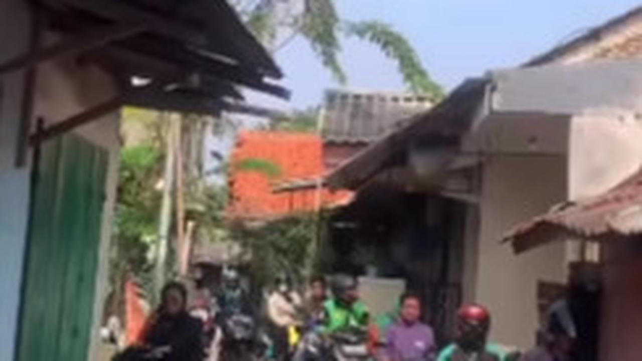 Pemotor Terjebak Macet di Gang Sempit Gara-Gara Warga Betulin Atap Rumah