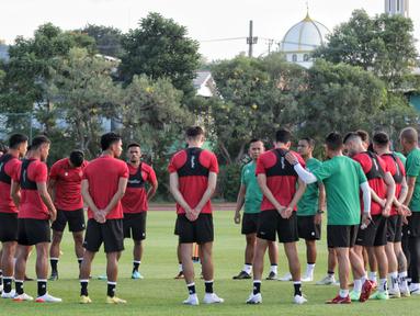 Sejumlah pemain Timnas Indonesia melakukan latihan menjelang laga FIFA Matchday melawan Palestina di Lapangan Thor, Surabaya, Rabu (7/6/2023) sore WIB. Sebanyak tujuh pemain tambahan meliputi Edo Febriansyah, Marc Klok, Ricky Kambuaya, Rachmat Irianto, Marselino Ferdinan, Ernando Ari, dan Stefano Lilipaly yang ikut bergabung pada latihan hari kedua ini. (Bola.com/Wahyu Pratama)