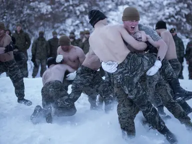 Tentara Korea Selatan dan AS bergulat saat melakukan latihan musim dingin di Pyeongchang, Korea Selatan (24/1). Kegiatan ini merupakan bagian dari latihan gabungan musim dingin untuk meningkatkan kesiapan tempur AS dan Korea Selatan. (AFP/Ed Jones)