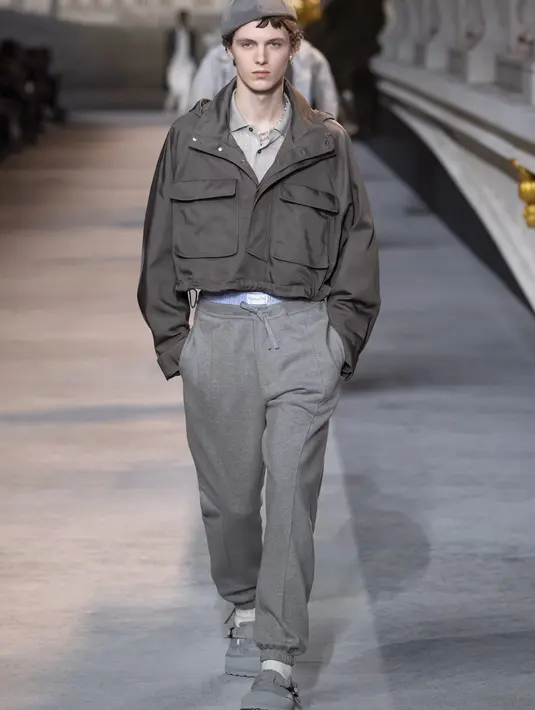 Siluet busana sporty yang kontemporer dirancang dengan bahan-bahan yang biasanya digunakan untuk outerwear, dalam nuansa yang lebih formal dan elegan. Foto: Document/Dior.